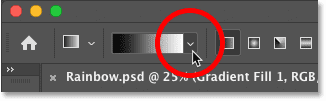 النقر فوق السهم الموجود على يمين حامل لون التدرج في شريط خيارات Photoshop