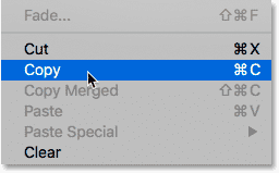 اختيار الأمر Copy من قائمة Edit في Photoshop.