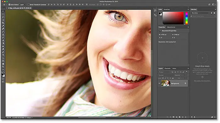 قم بالتكبير في منتصف الصورة باستخدام أمر Zoom In في Photoshop. 