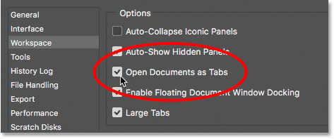 خيار فتح المستندات كعلامات تبويب في تفضيلات Photoshop.