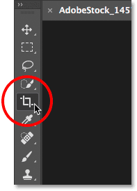 تحديد أداة Crop Tool من شريط الأدوات في Photoshop.
