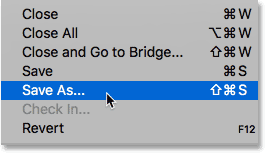 اختيار Save As من قائمة File في Photoshop.