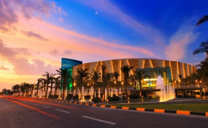 الواجهة الخارجية لمول 360 في الكويت وقت الغروب