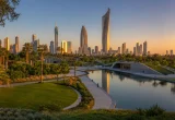 حديقة الشهيد في مدينة الكويت مع المساحات الخضراء وأفق العاصمة