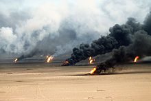 منظر من الجو لآبار نفط مشتعلة.